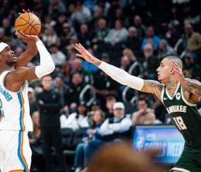 开云APP-轰40+11+7创纪录！亚历山大完压字母哥强到发紫 MVP概率已升至75%